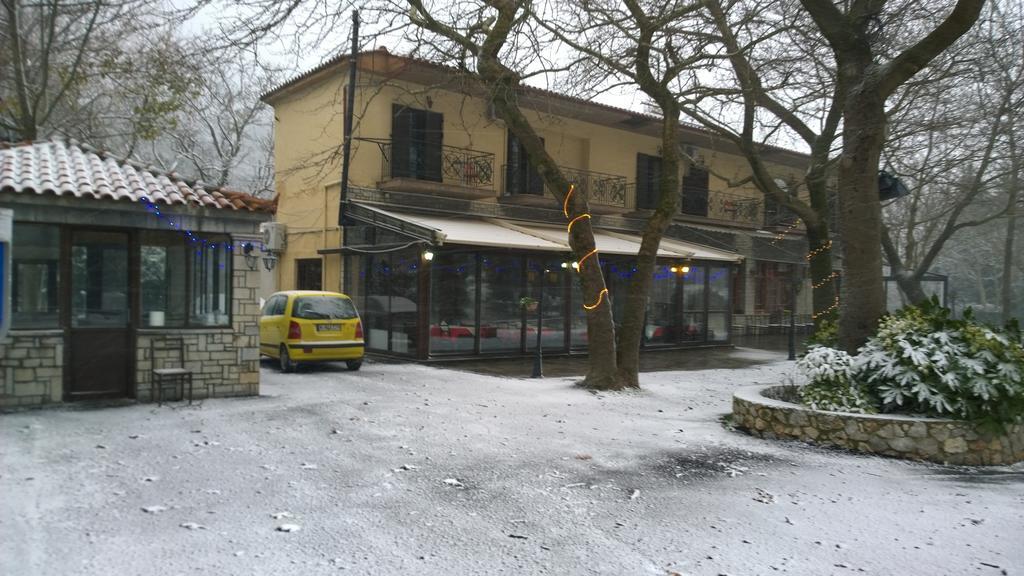 Hani Zemenou Hotel Arachova Bagian luar foto